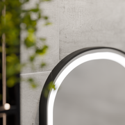 Lustro Helmuta LED Touch, system odmgławiania, zegar i temperatura 45x90 cm, czarna ramka, szczotkowane lustra Marcello Funghi Korman S Domyślny tytuł Alessandro Design